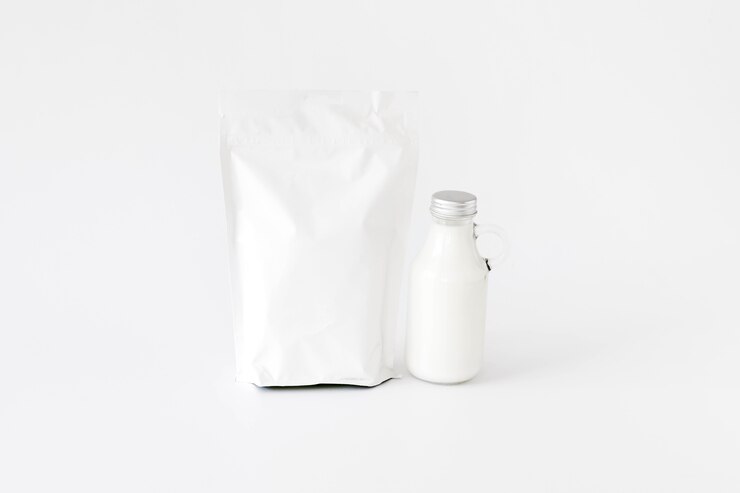 Photo gratuit emballage de papier blanc et bouteille pour liquide