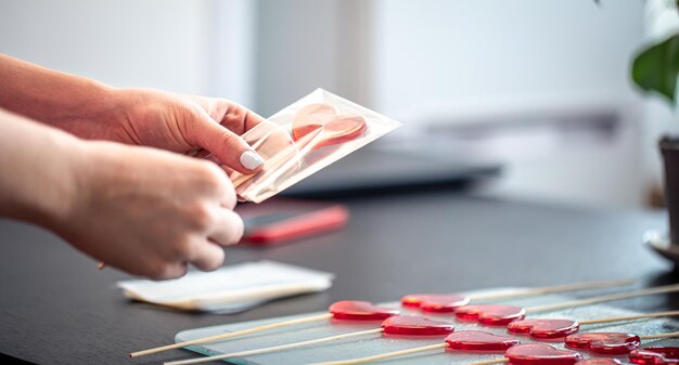 Emballage de sucettes rouges en forme de coeurs