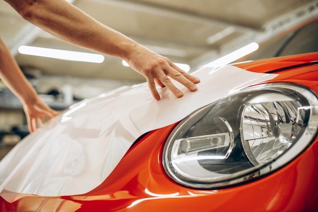 Emballage de voiture avec du papier d'aluminium au service de voiture