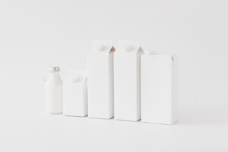 Photo gratuit emballages et bouteilles arton pour produits laitiers
