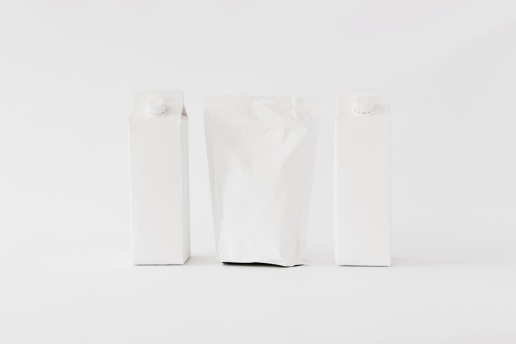 Photo gratuit emballages en carton et en papier pour produits laitiers
