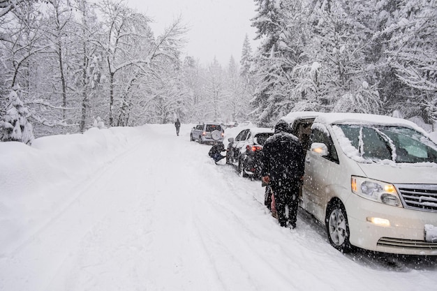 Embouteillage sur une route glissante recouverte de neige les voitures gardent leurs distances