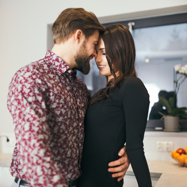 Embrassant le couple d&#39;amour à la maison