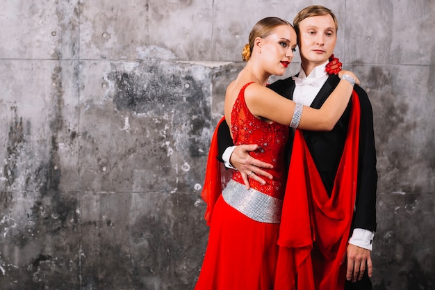 Photo gratuite embrassant le couple dans les costumes de bal