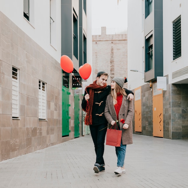 Embrassant un couple marchant sur une date