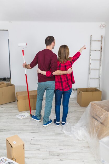 Embrassant le couple pointant sur le mur