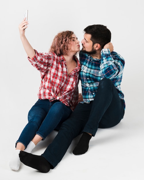 Embrasser couple prenant selfie pour la Saint-Valentin