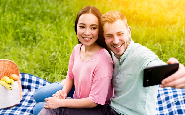 Embrasser couple prenant selfie