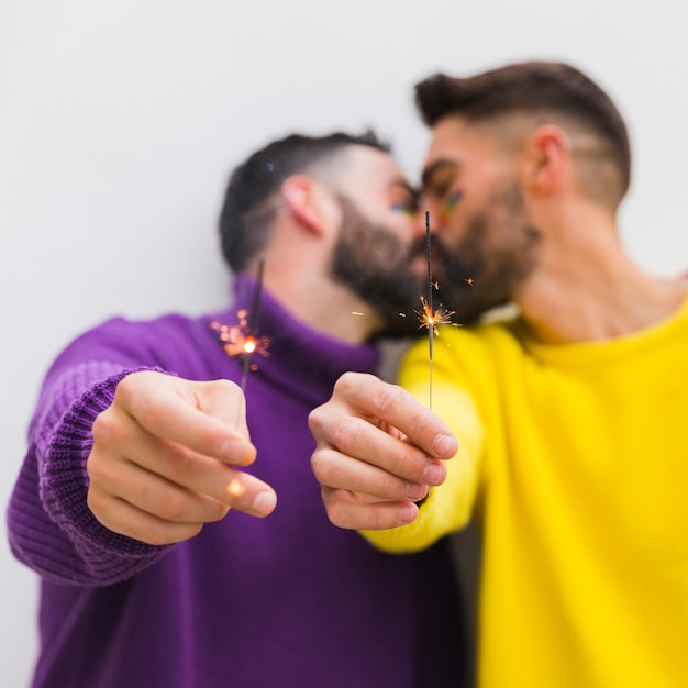 Photo gratuite embrasser des gays tenant un cierge brûlant
