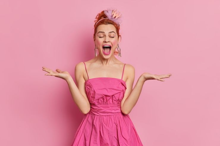 Photo gratuit émotionnelle jolie dame européenne rousse écarte les paumes et s'exclame bruyamment