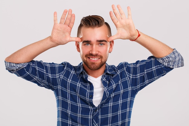 Photo gratuite Émotions. jeune homme en chemise bleue