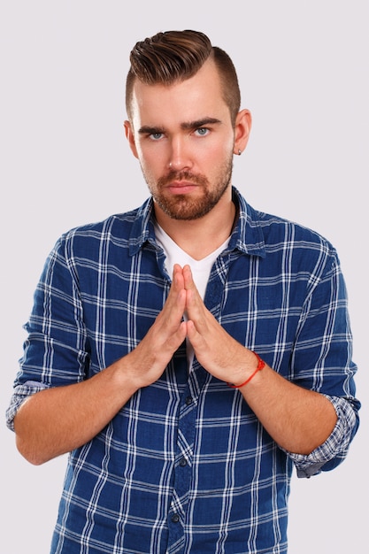 Photo gratuite Émotions. jeune homme en chemise bleue