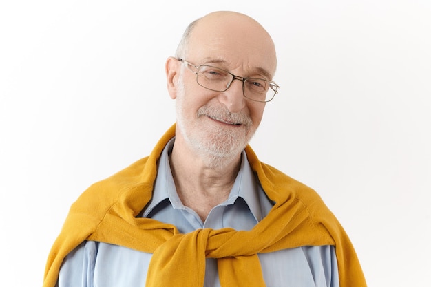 Émotions, Sentiments Et Attitude Humains Positifs. Photo De Joyeux Homme Retraité Attrayant Avec Barbe Blanche Et Tête Chauve Exprimant La Joie Et Le Plaisir, Regardant La Caméra Avec Un Sourire Amical Et Joyeux