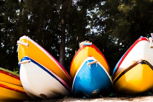 Empilé de canoë sur la plage