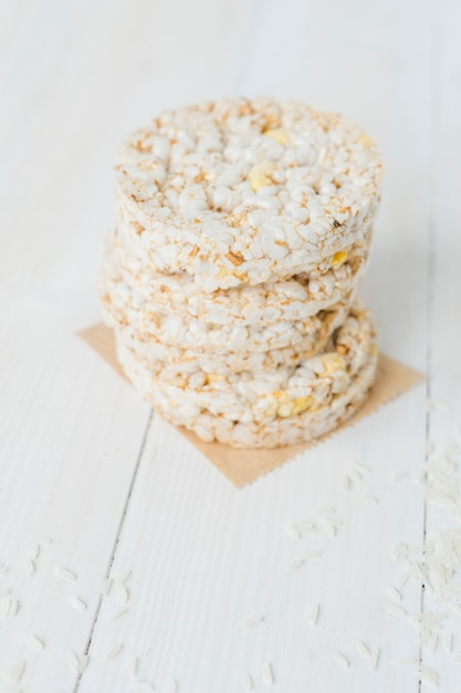 Empilé de gâteaux de riz soufflé sur une table en bois