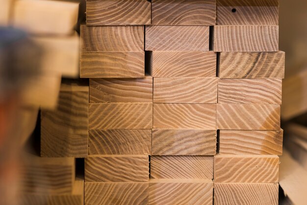 Empilé de matériaux de construction en bois