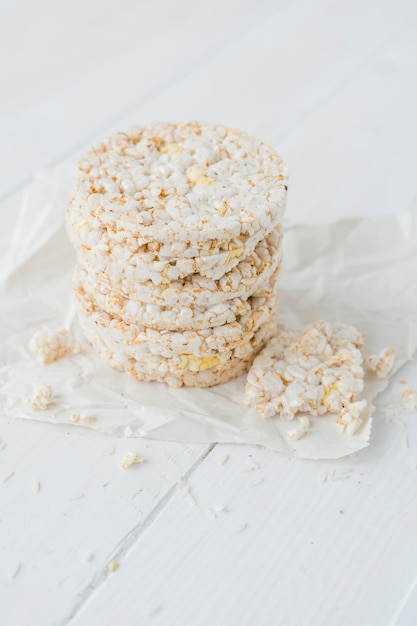 Empilé de riz soufflé sur un bureau en bois