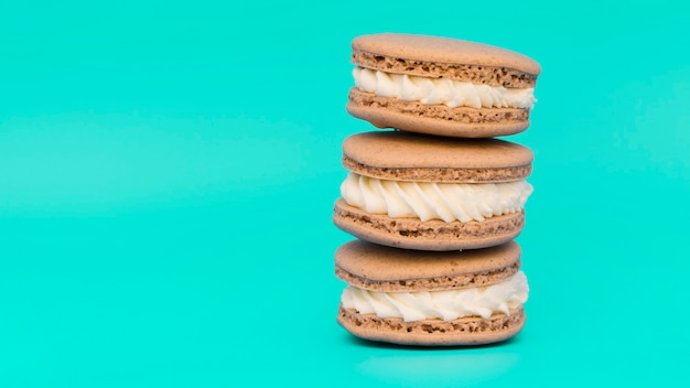 Empilement De Macarons Sur Fond Turquoise