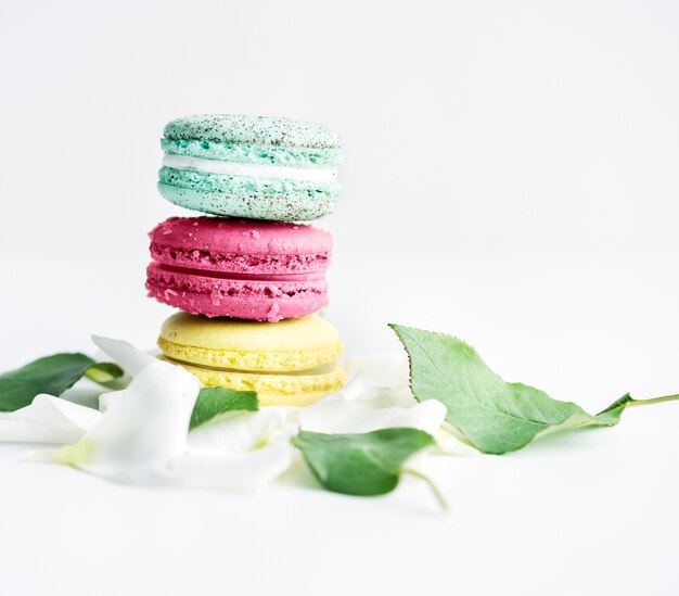 Empiler le macaron et les feuilles