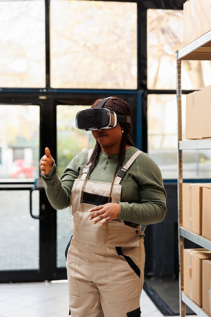 Un employé afro-américain s'amusant avec la réalité virtuelle.
