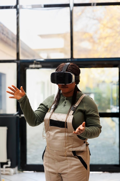 Photo gratuite employé afro-américain travaillant à l'inventaire des marchandises