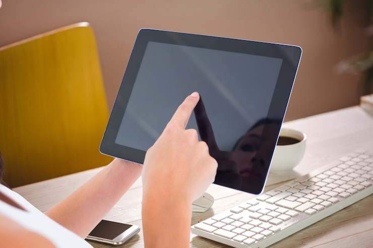 Photo gratuit employé à l'aide de la tablette dans le bureau