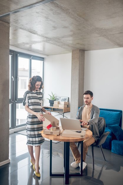 Employé d'une boutique Internet et son collègue concentrés sur leur travail