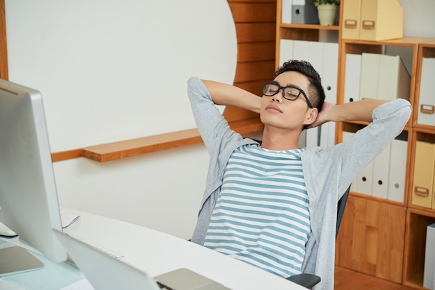 Photo gratuite employé de bureau au repos sur une chaise