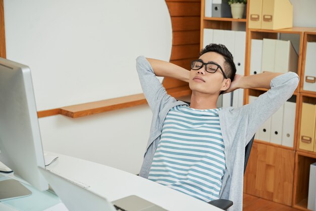 Employé de bureau au repos sur une chaise