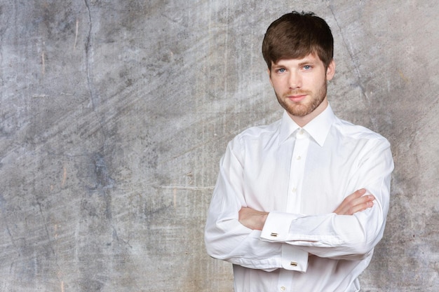 Photo gratuite employé de bureau col blanc