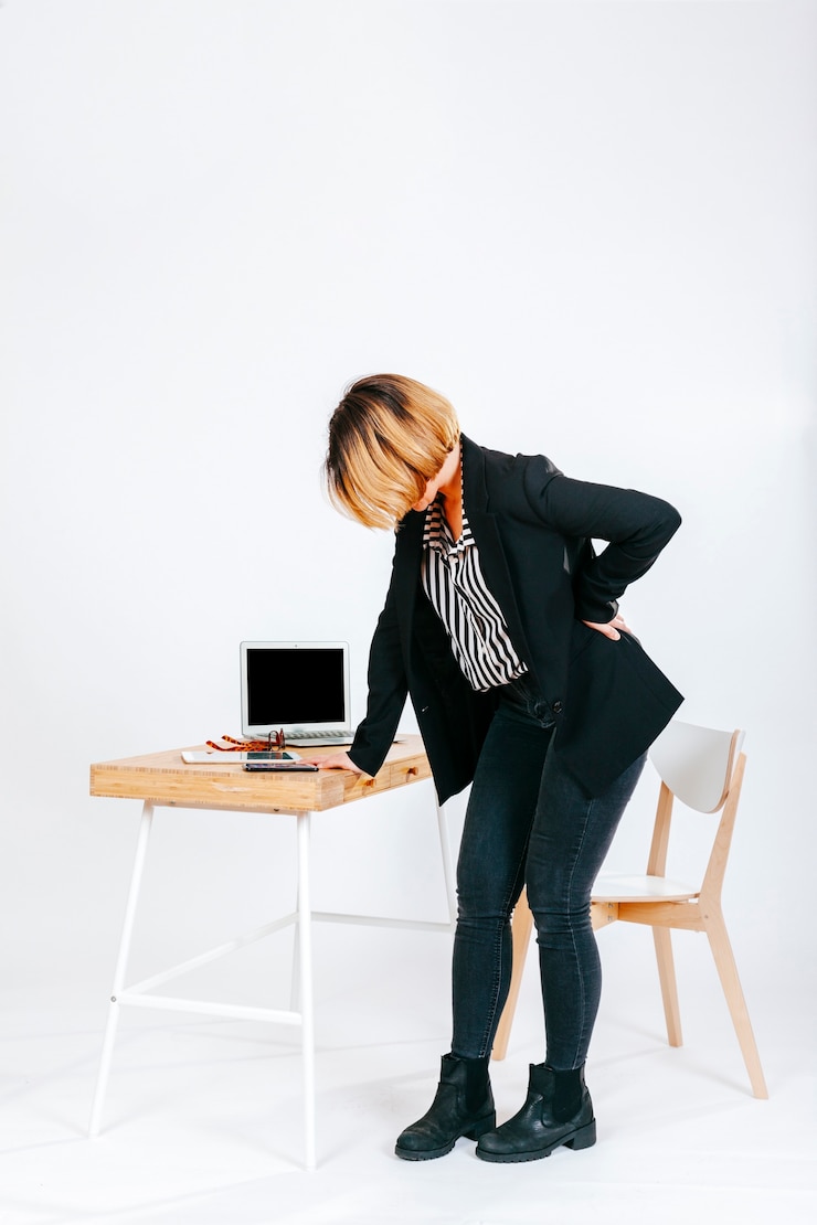Photo gratuit un employé de bureau fatigué ayant des problèmes de colonne vertébrale