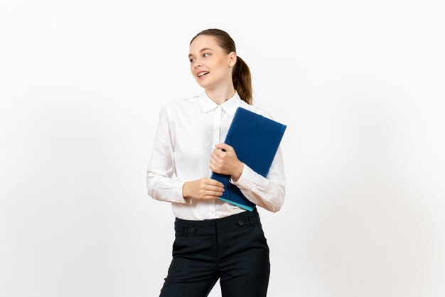 Employé de bureau féminin en chemisier blanc tenant des documents sur blanc