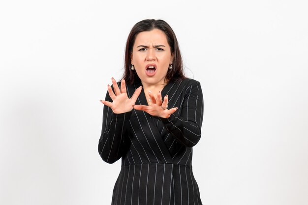 Photo gratuite employé de bureau féminin en costume noir strict posant sur blanc