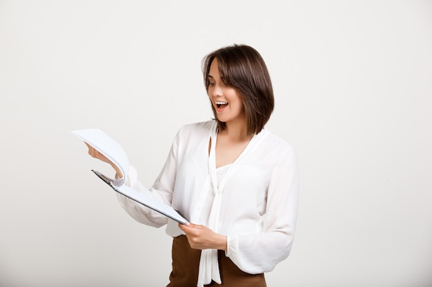 Employé de bureau féminin, lecture de documents