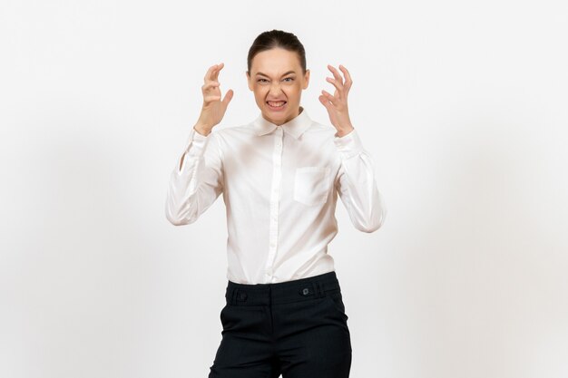 Employé de bureau féminin posant en chemisier blanc sur blanc