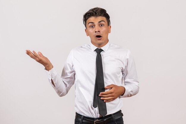 Employé de bureau masculin vue de face debout sur un mur blanc travail d'entreprise travail masculin