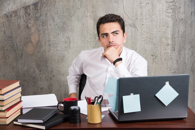 Employé de bureau pensant au travail au bureau.