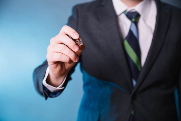 Employé de bureau posant avec un stylo