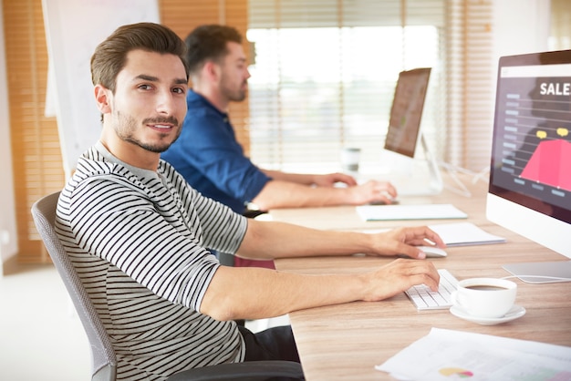 Photo gratuite employé de bureau regardant la caméra