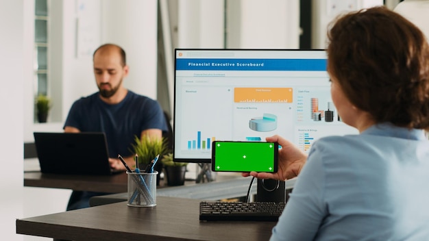 Photo gratuite un employé de bureau regarde un écran vert