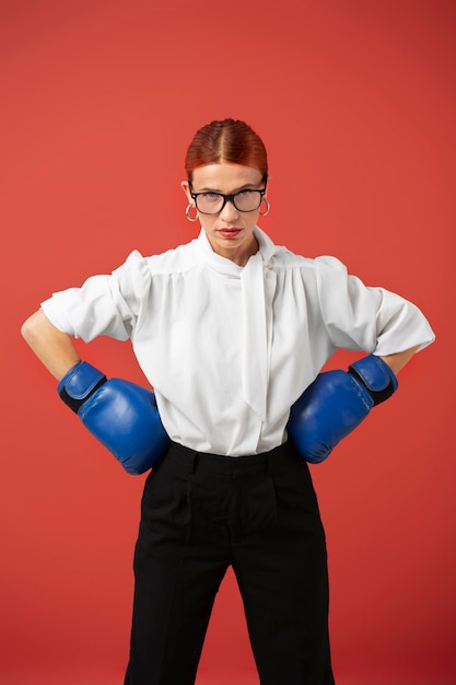 Photo gratuite employé de bureau se préparant à la compétition commerciale