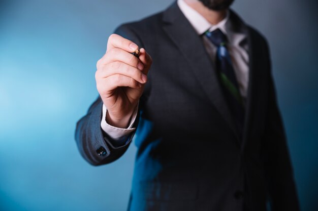 Employé de bureau avec un stylo