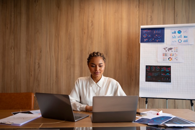 Photo gratuite employé de bureau utilisant des graphiques financiers