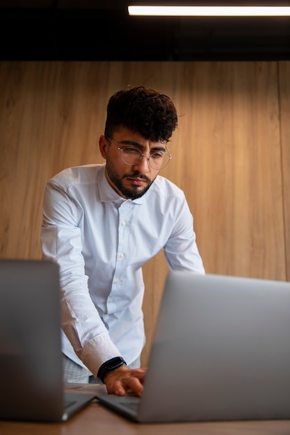 Photo gratuite employé de bureau utilisant des graphiques financiers