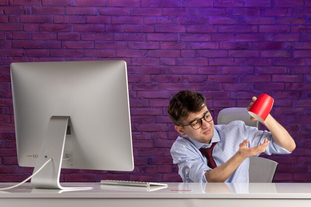 Employé de bureau vue de face derrière le bureau