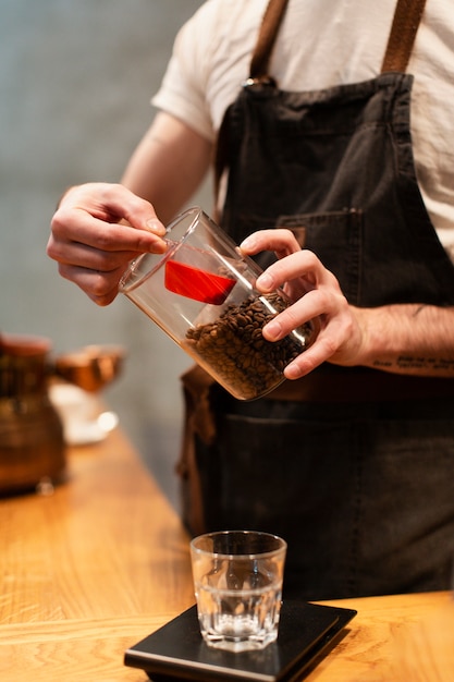 Employé de café faisant du café