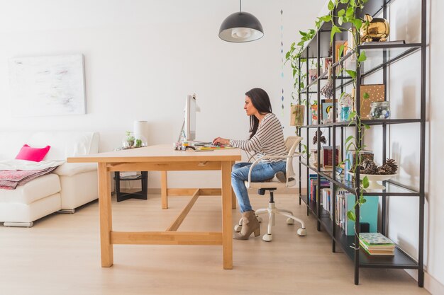 employé détendue travaillant dans le bureau