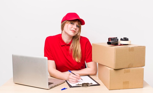 Photo gratuite employé de l'emballeur de l'entreprise sur un bureau avec un ordinateur portable