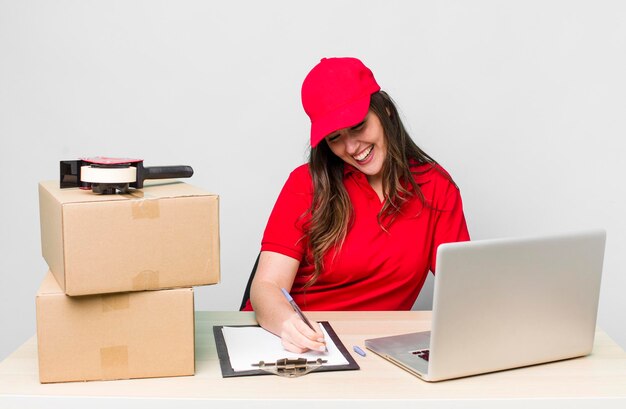 employé de l'emballeur de l'entreprise sur un bureau avec un ordinateur portable