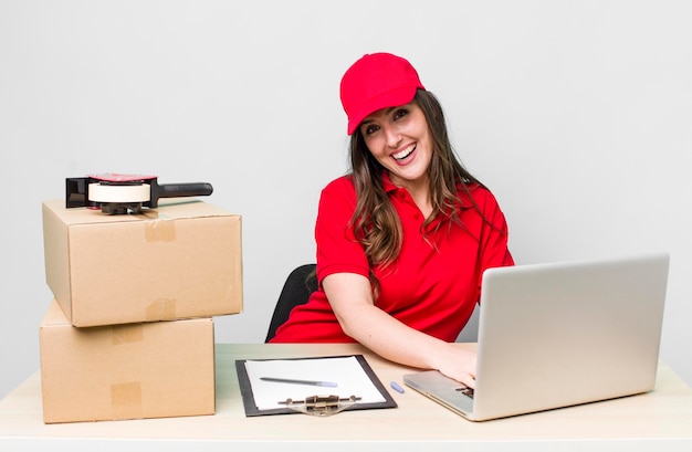 employé de l'emballeur de l'entreprise sur un bureau avec un ordinateur portable